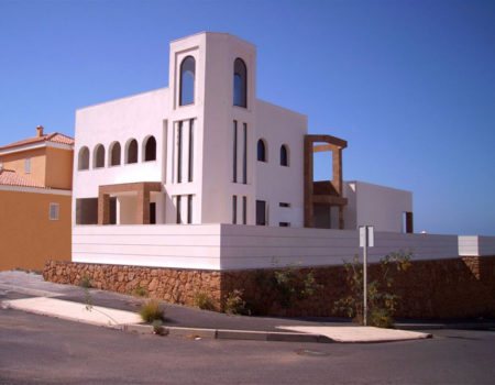 Obra de Caliza Blanca y Piedra Marrón de Abades