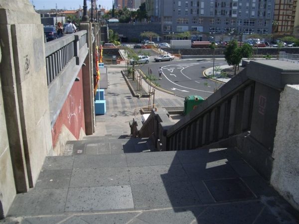 Balaustrada y escaleras Puente Serrador en Piedra Molinera