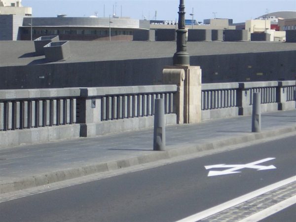 Balaustrada y aceras del Puente Serrador en Piedra Molinera